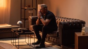 Αντώνης Ρέμος – «Δευτέρα»: Δείτε το music video με την ιδιαίτερη ατμόσφαιρα που καθηλώνει