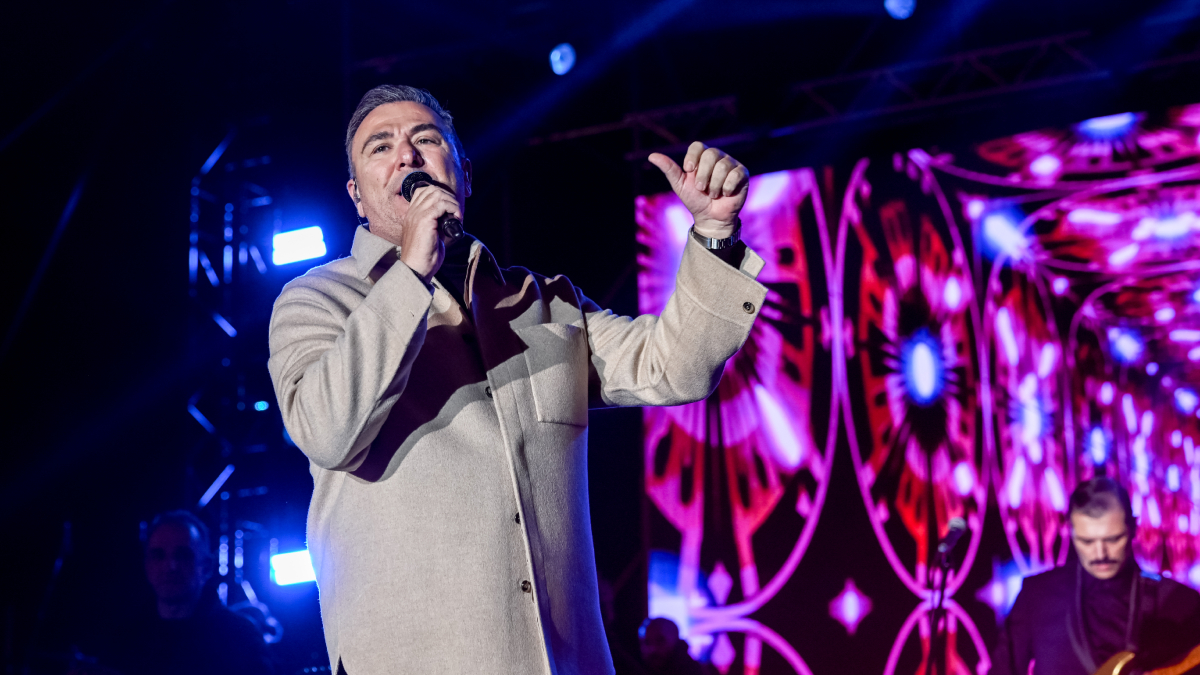 Αντώνης Ρέμος: Ανέβασε στη σκηνή την 10χρονη κόρη του, Ελένη – Η αφιέρωση που της έκανε (vid)