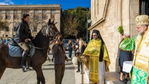 Ρόδος: Έκαναν αγιασμό σε ζωάκια παρουσία του Μητροπολίτη – Η σπάνια κίνηση που συγκινεί (pics)