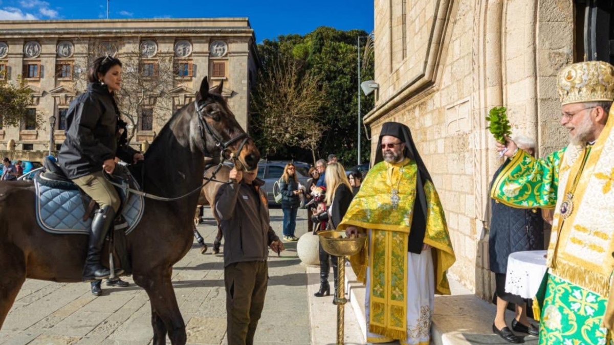 Ρόδος: Έκαναν αγιασμό σε ζωάκια παρουσία του Μητροπολίτη – Η σπάνια κίνηση που συγκινεί (pics)