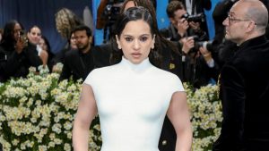 Rosalia: Η στιγμή που τρομάζει από κατσαρίδα σε live συνέντευξή της – Το βίντεο που έγινε viral