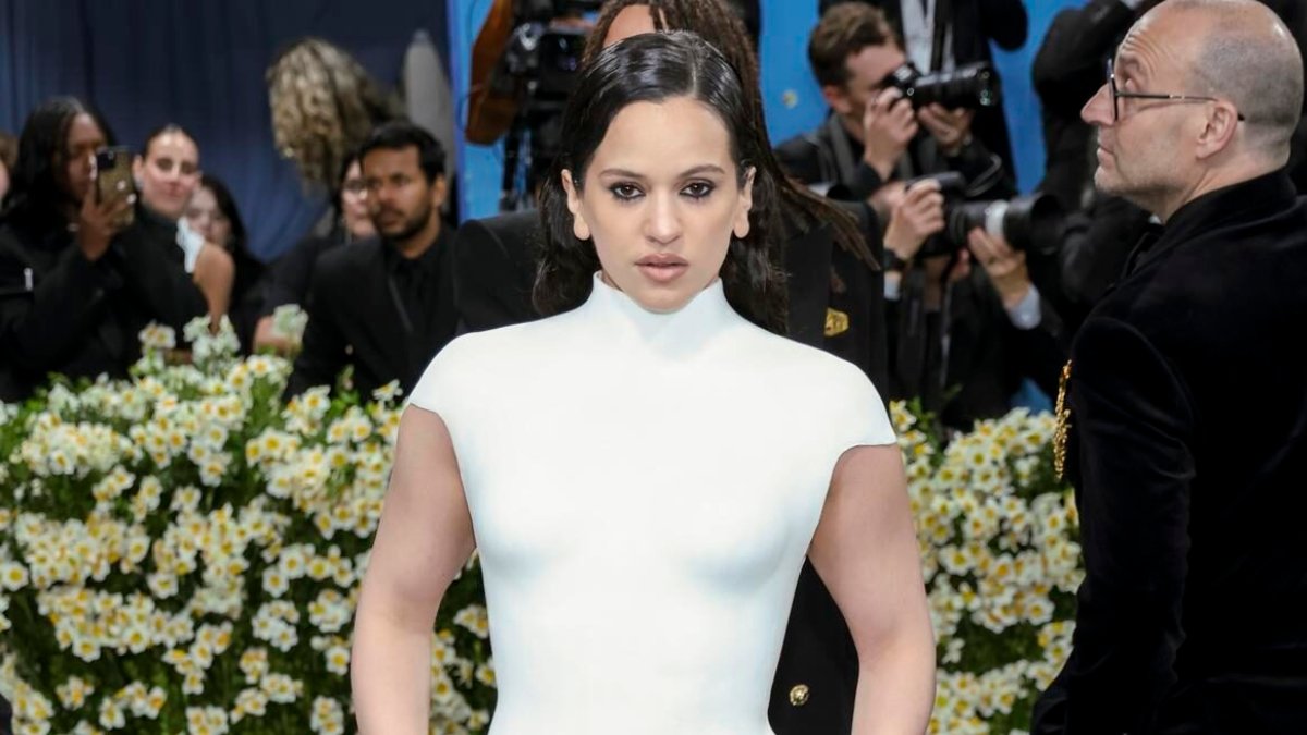 Rosalia: Η στιγμή που τρομάζει από κατσαρίδα σε live συνέντευξή της – Το βίντεο που έγινε viral