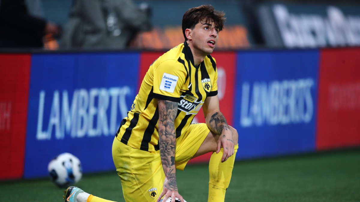 Λάζαρος Ρότα: Έδωσε την φανέλα του σε νεαρό φίλο του Παναθηναϊκού μετά τον θρίαμβο της ΑΕΚ