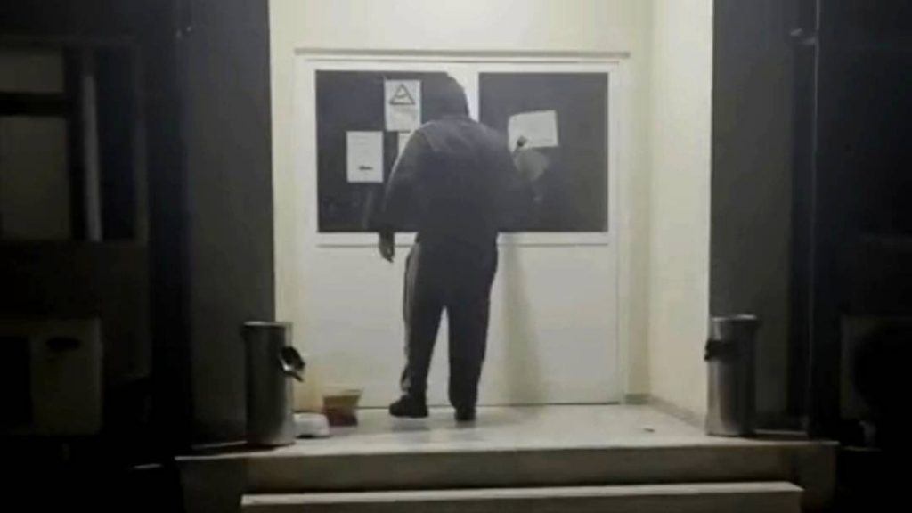 Επίθεση του “Ρουβίκωνα” στα γραφεία του ΟΠΕΚΕΠΕ στη Λάρισα (φωτογραφίες)