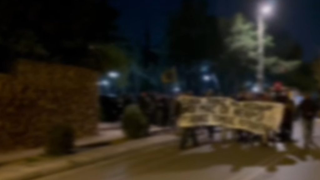 Πορεία στο σπίτι της Υπουργού Εργασίας Νίκης Κεραμέως από τον Ρουβίκωνα (Βίντεο)