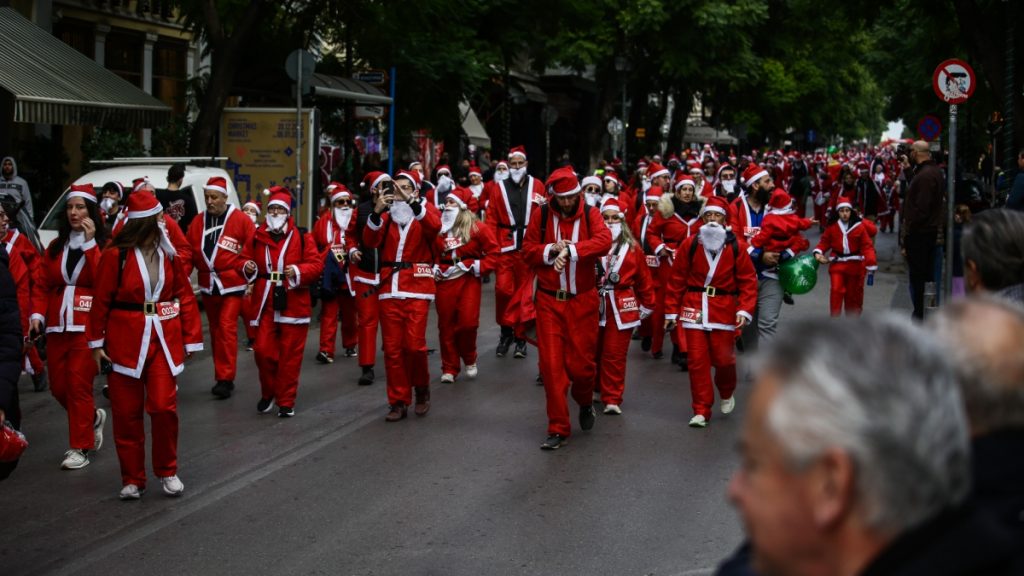 Athens Santa Run 2025: To κέντρο της Αθήνας «βούλιαξε» από Άγιους Βασίληδες (Εικόνες)