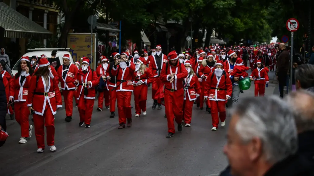 Athens Santa Run 2025: To κέντρο της Αθήνας «βούλιαξε» από Άγιους Βασίληδες (Εικόνες)