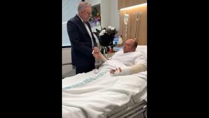 Σίδνεϊ: Ο “ήρωας της παραλίας” κινδυνεύει να χάσει το χέρι του – “Θα πεθάνω, αλλά πάω να τους σώσω” είπε πριν αφοπλίσει τον δράστη