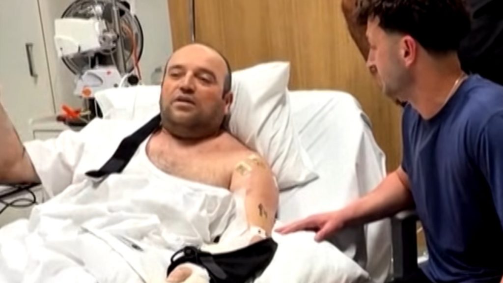 Σίδνεϊ: Παρέδωσαν επιταγή 2.5 εκατ. δολαρίων στον ήρωα που αφόπλισε τον τρομοκράτη – Εμφανώς συγκινημένος ρώτησε “το αξίζω;”