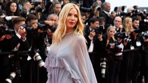 Σιένα Μίλερ: Είναι έγκυος στο τρίτο της παιδί – Η σέξι εμφάνιση με διαφανές λευκό φόρεμα (vid)