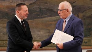 Παραδόθηκε στον Κακλαμάνη η Ενδιάμεση Έκθεση της ΤτΕ για τη Νομισματική Πολιτική 2025