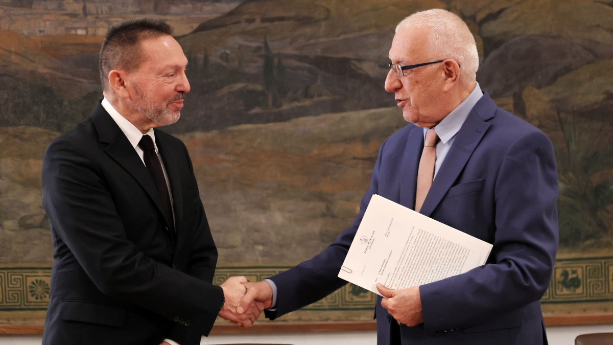 Παραδόθηκε στον Κακλαμάνη η Ενδιάμεση Έκθεση της ΤτΕ για τη Νομισματική Πολιτική 2025