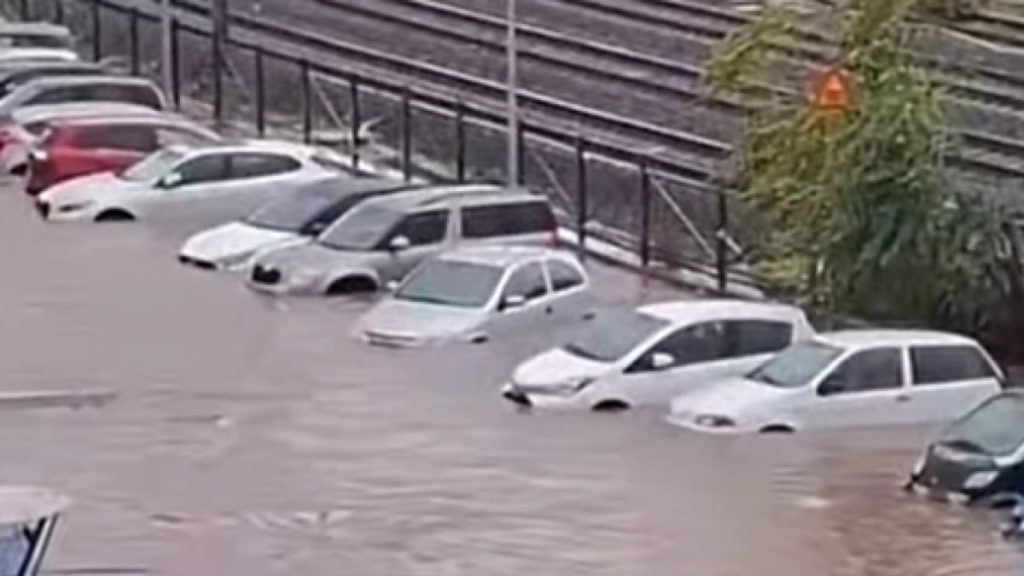Ταύρος: Η κακοκαιρία μετέτρεψε τους δρόμους σε ποτάμια (Βίντεο)