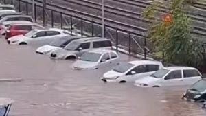 Ταύρος: Η κακοκαιρία μετέτρεψε τους δρόμους σε ποτάμια (Βίντεο)