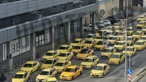 Συνεχίζεται και την Παρασκευή η απεργία των Ταξί – Πάνε με κονβόι στο Κιάτο για να στηρίξουν τους αγρότες