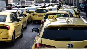 Απεργία ταξί: Πορείες με τα οχήματα σε όλη την Ελλάδα – Δείτε εικόνες από Αθήνα και Θεσσαλονίκη (βίντεο)