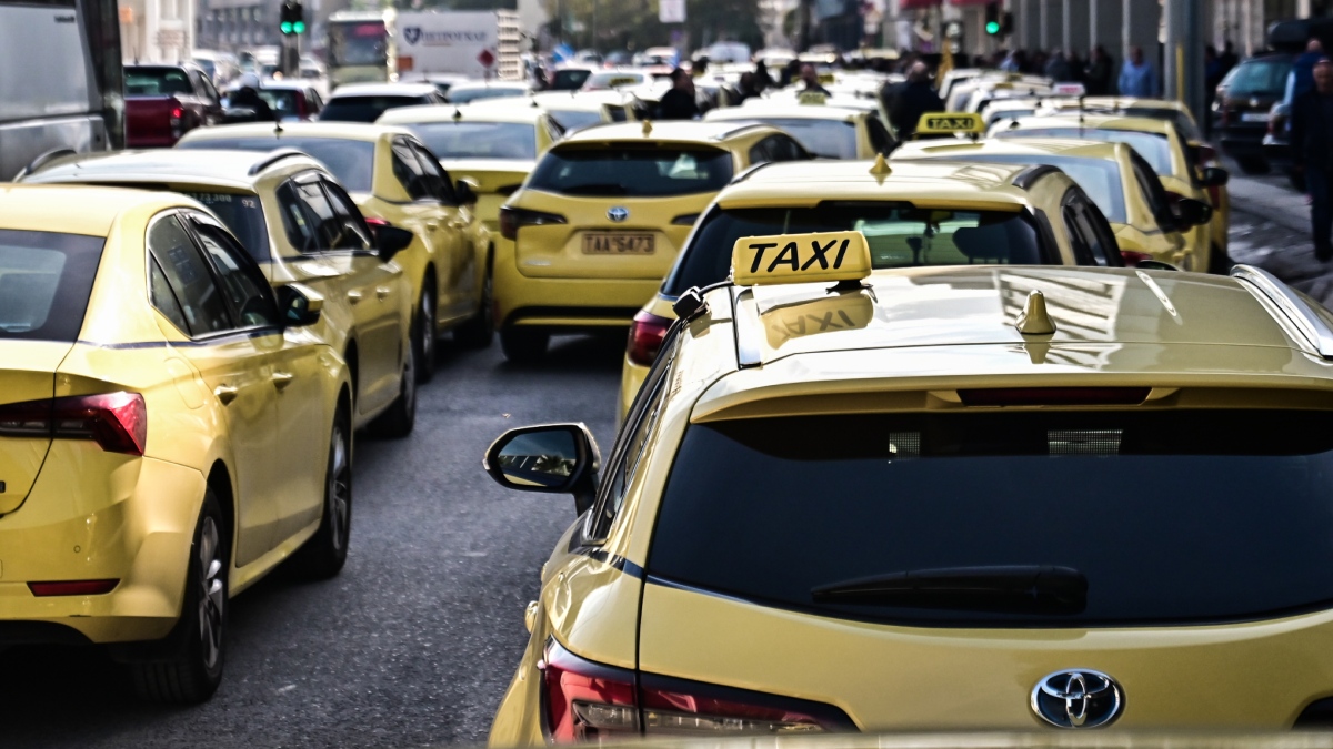 Απεργία ταξί: Πορείες με τα οχήματα σε όλη την Ελλάδα – Δείτε εικόνες από Αθήνα και Θεσσαλονίκη (βίντεο)