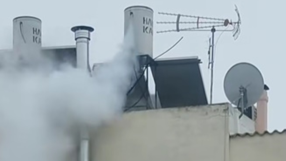 Αιγάλεω: Θερμοσίφωνας παραλίγο να εκραγεί – Έβγαζε λευκούς καπνούς (βίντεο)