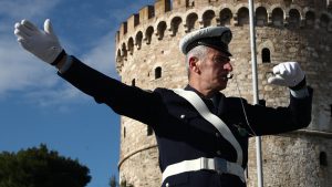 Θεσσαλονίκη: Μια εικόνα από το παρελθόν – Ο ιστορικός τροχονόμος στο βαρέλι του, στον Λευκό Πύργο