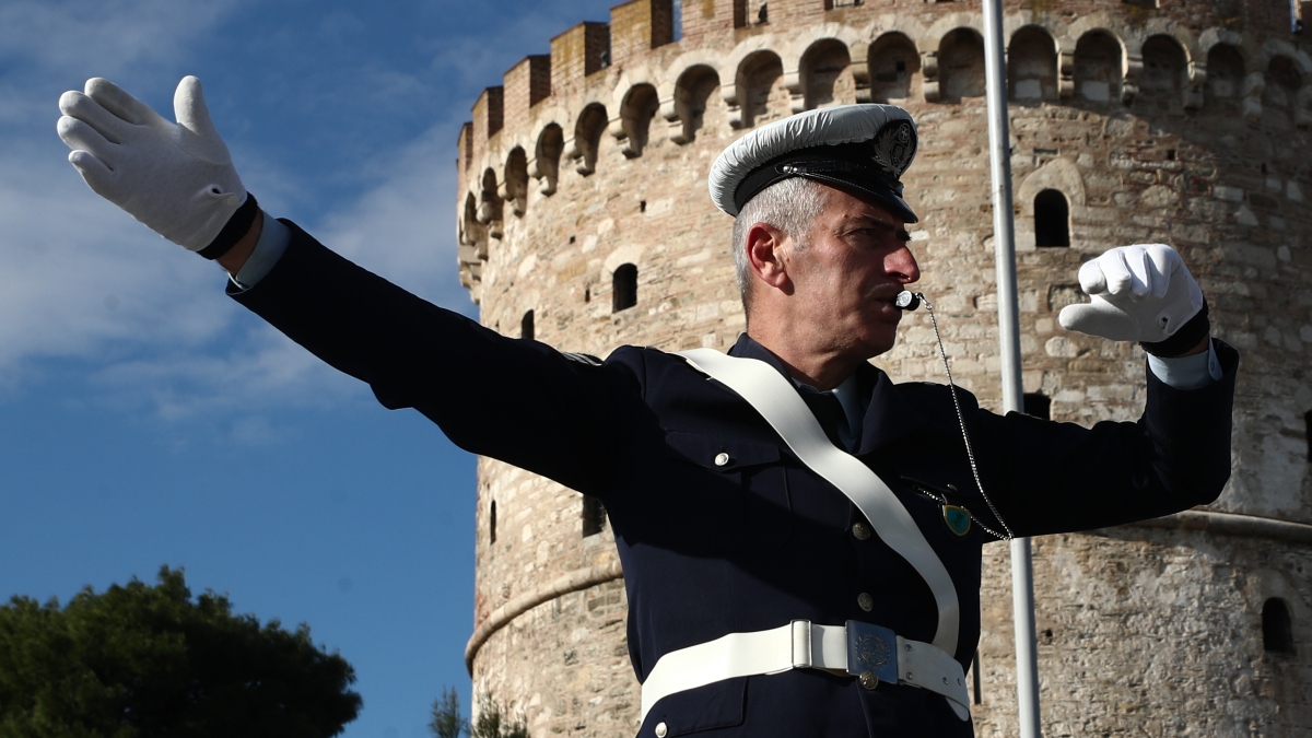 Θεσσαλονίκη: Μια εικόνα από το παρελθόν – Ο ιστορικός τροχονόμος στο βαρέλι του, στον Λευκό Πύργο