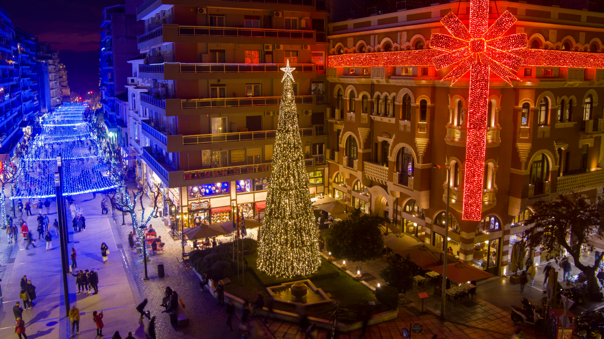 Θεσσαλονίκη: Μπαίνει και επίσημα σε εορταστικούς ρυθμούς με το άναμμα του χριστουγεννιάτικου δέντρου