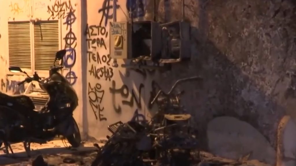 Φωτιά σε είσοδο πολυκατοικίας στη Θεσσαλονίκη: Κάηκαν τρεις μηχανές – Οι φλόγες έφτασαν στο πρώτο όροφο