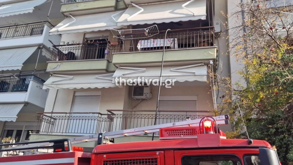 Φωτιά σε διαμέρισμα στη Θεσσαλονίκη – Απομακρύνθηκε ηλικιωμένη ένοικος (βίντεο)