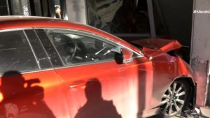 Χάος στην Θεσσαλονίκη – ΙΧ καρφώθηκε σε είσοδο πολυκατοικίας (βίντεο)