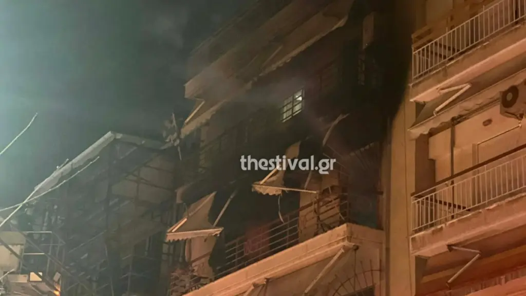 Θεσσαλονίκη: Φωτιά σε διαμέρισμα στην Κάτω Τούμπα – Απεγκλωβίστηκαν μία γυναίκα με 3 παιδιά, δείτε βίντεο