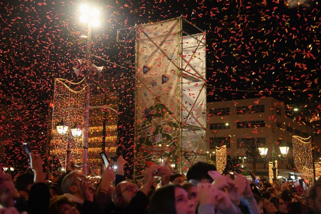 Christmas mode με Λένα Ζευγαρά στον Πειραιά: Εκρηκτική συναυλία, εντυπωσιακά πυροτεχνήματα και 120.000 λαμπιόνια