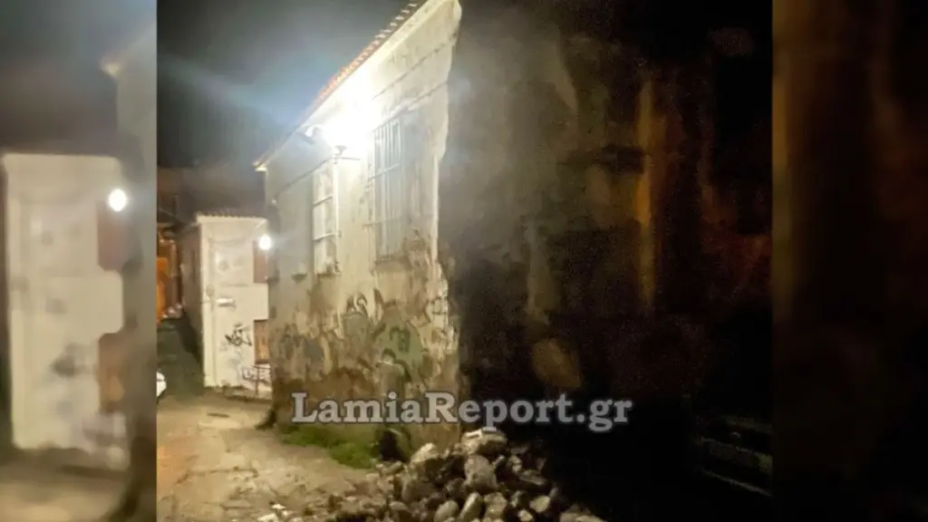 Λαμία: Από θαύμα σώθηκε πεζός – Κατέρρευσε τοίχος σε κεντρικό σημείο (Βίντεο)