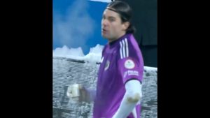 Τουρκία: Τερματοφύλακας έπινε τσάι την ώρα του αγώνα για να ζεσταθεί (βίντεο)