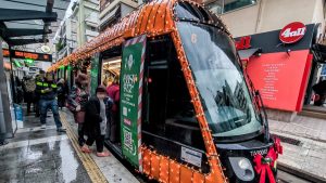 Αθήνα: Κυκλοφορεί το πρώτο «χριστουγεννιάτικο» τραμ – Λαμπάκια, γιρλάντες και εορταστική διαδρομή