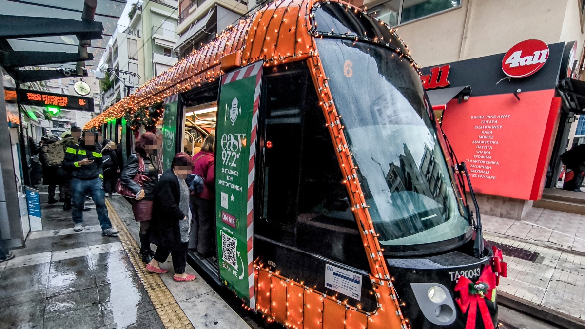 Αθήνα: Κυκλοφορεί το πρώτο «χριστουγεννιάτικο» τραμ – Λαμπάκια, γιρλάντες και εορταστική διαδρομή
