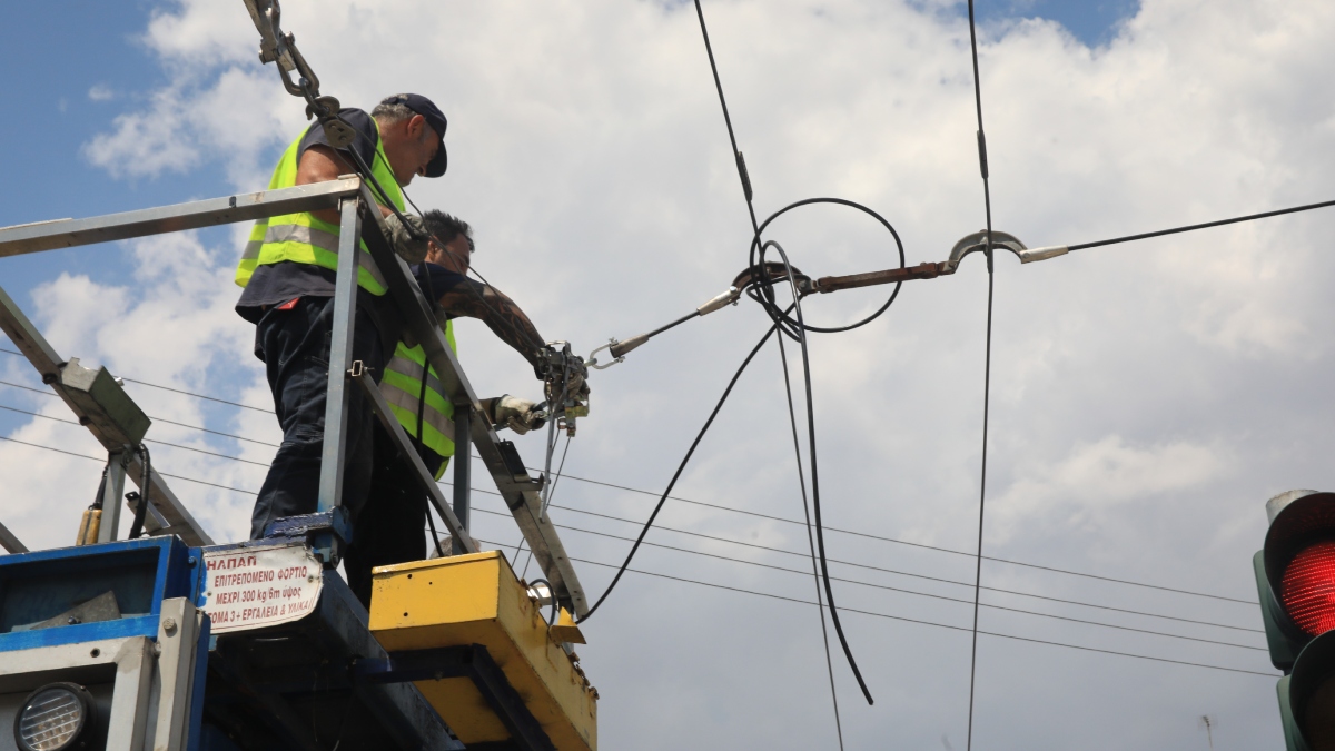 Ξεκίνησε το ξήλωμα των καλωδίων του τρόλεϊ στον Πειραιά – Κυρανάκης: “Είναι μια πολύ σημαντική ημέρα”