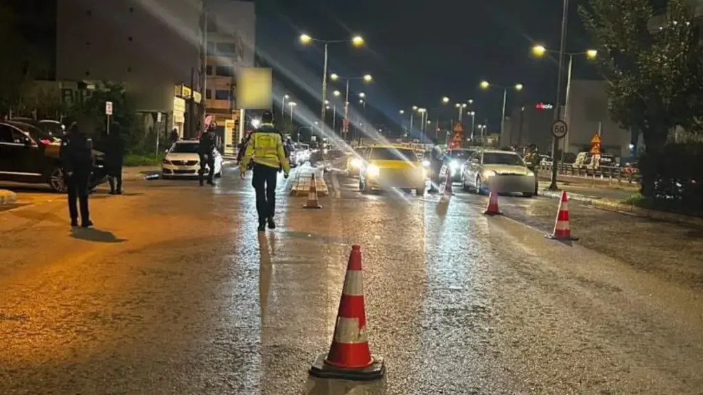Σοβαρό τροχαίο με εγκλωβισμό ατόμων στην Κηφισιά – ΙΧ ντεραπάρισε μετά από σφοδρή σύγκρουση