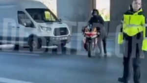 Αττική οδός: Τι σκαρφίστηκε οδηγός μηχανής για να αποφύγει το μπλόκο της Τροχαίας (Εικόνα+Βίντεο)