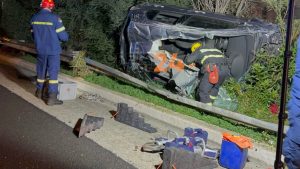 Ηράκλειο: Αυτοκίνητο τούμπαρε στον ΒΟΑΚ – Εγκλωβίστηκε ο οδηγός (Εικόνες)