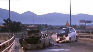 Παλαιό Φάληρο: Αυτοκίνητο μπήκε στο αντίθετο ρεύμα και κάηκε ολοσχερώς μετά από σύγκρουση με άλλο ΙΧ