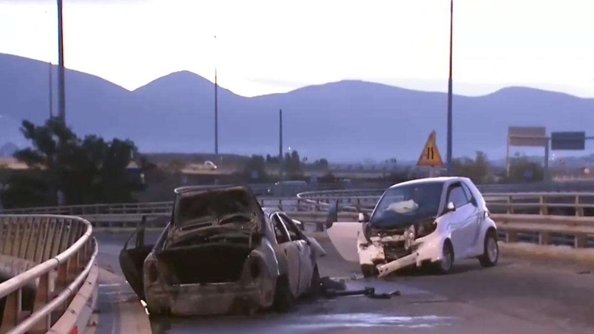 Παλαιό Φάληρο: Αυτοκίνητο μπήκε στο αντίθετο ρεύμα και κάηκε ολοσχερώς μετά από σύγκρουση με άλλο ΙΧ