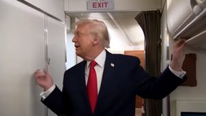Τραμπ: “Ελπίζω να σας ξαναδώ” – Η viral απάντηση για τις αναταράξεις και το απρόοπτο με την πόρτα της τουαλέτας (βίντεο)
