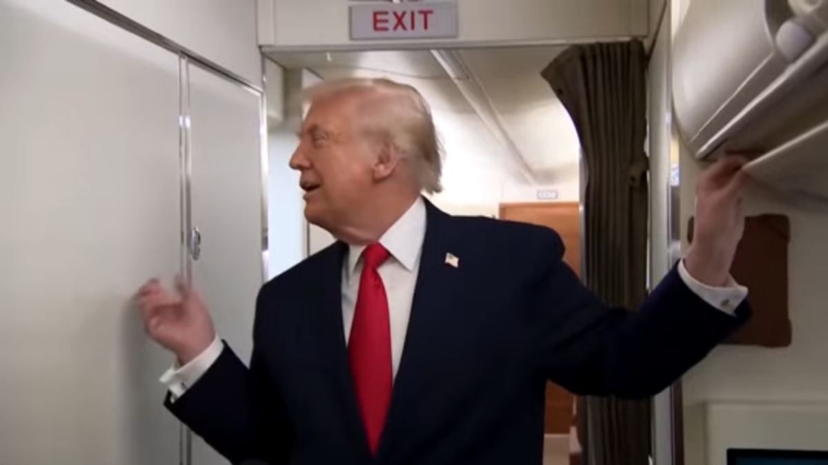 Τραμπ: “Ελπίζω να σας ξαναδώ” – Η viral απάντηση για τις αναταράξεις και το απρόοπτο με την πόρτα της τουαλέτας (βίντεο)