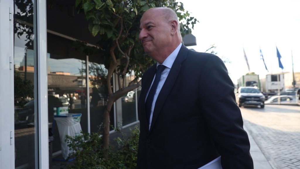 Οι «γαλάζιοι» βουλευτές εκτοξεύουν τα βέλη τους στον Κ. Τσιάρα για τα μπλόκα των αγροτών – Ποια η αιτία που ξέφυγε επικοινωνιακά η κατάσταση