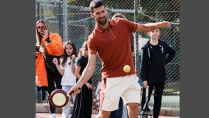 Απολαυστικός ο Νόβακ Τζόκοβιτς – Έπαιξε τένις με τηγάνι στο Καβούρι (Βίντεο – Φωτογραφίες)