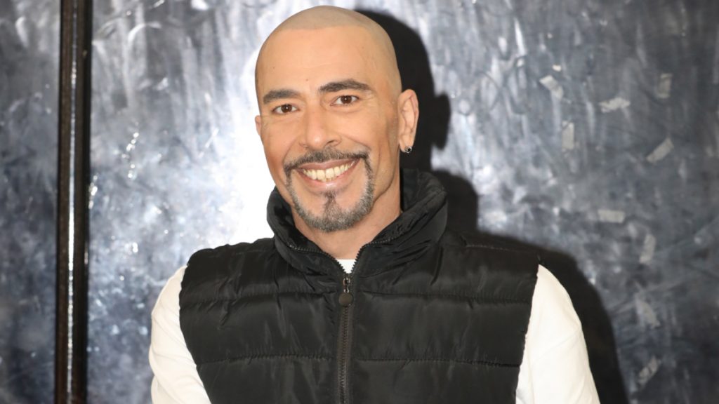 Βαλάντης: Εκτός εαυτού πάνω στην πίστα – Εκνευρίστηκε και έφτυσε τους μουσικούς του (vid)