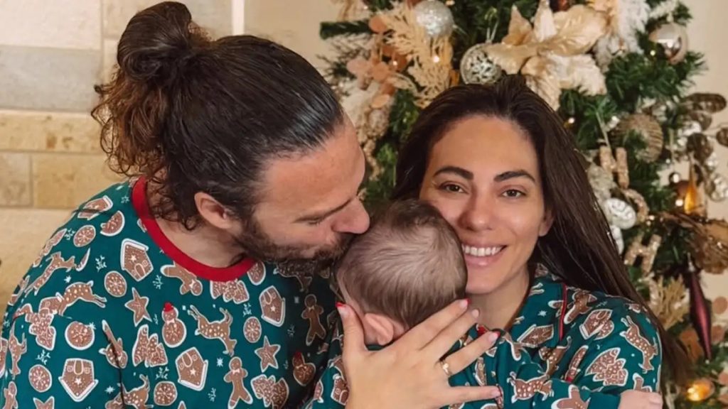 Ευρυδίκη Βαλαβάνη: Η οικογενειακή φωτογραφία δίπλα στο χριστουγεννιάτικο δέντρο και οι ευχές