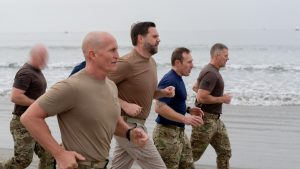 Τζέι Ντι Βανς: Συμμετείχε σε 90λεπτη προπόνηση με βατραχανθρώπους – «Σαν να με χτύπησε τρένο» (pics)