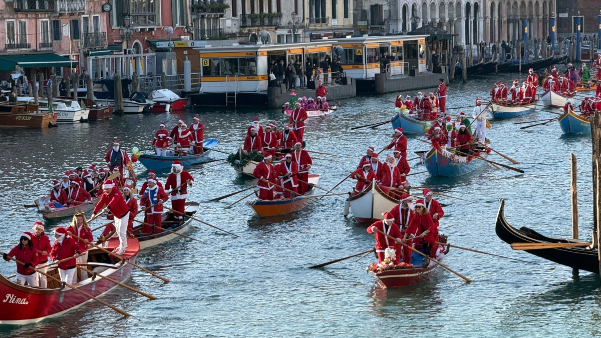 Βενετία: Κόκκινο «ποτάμι» από Άγιους Βασίληδες στο Μεγάλο Κανάλι