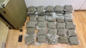 Συνελήφθη στο “Ελευθέριος Βενιζέλος” 21χρονος που προσπάθησε να περάσει στη χώρα 18 κιλά κάνναβης σε βαλίτσα