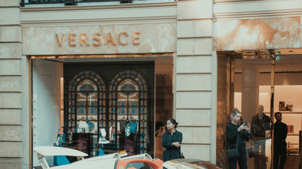 Versace: Αποχωρεί ο καλλιτεχνικός διευθυντής Ντάριο Βιτάλε μετά την εξαγορά-μαμούθ από την Prada